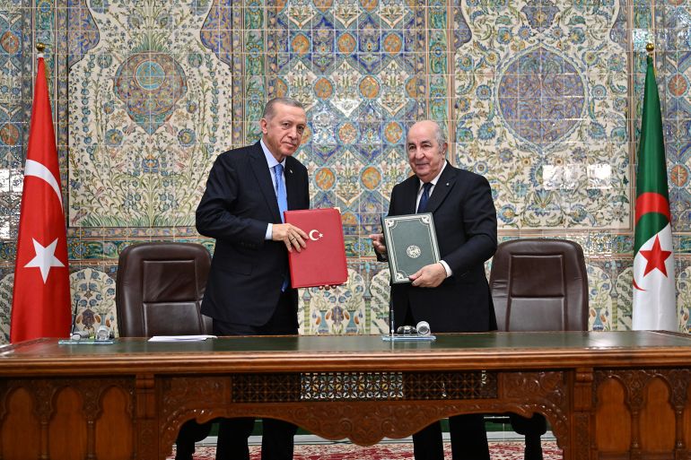 تركيا تمدد اتفاقية استيراد الغاز المسال مع الجزائر حتى 2027 PRESIDENCY / MURAT CETINMUHURDAR / HANDOUT' - NO MARKETING NO ADVERTISING CAMPAIGNS - DISTRIBUTED AS A SERVICE TO CLIENTS----) Turkish President Recep Tayyip Erdogan (L) and Algerian President Abdelmadjid Tebboune (R) sign an agreement after an official meeting in Algiers, Algeria on November 21, 2023.