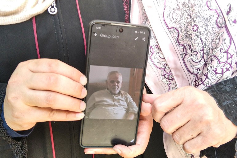 Aya Samour and her mother "arrow" They show photos of missing father "Ibrahim" Hoping to find any information about his fate (Photo: Yasser Al-Banna)