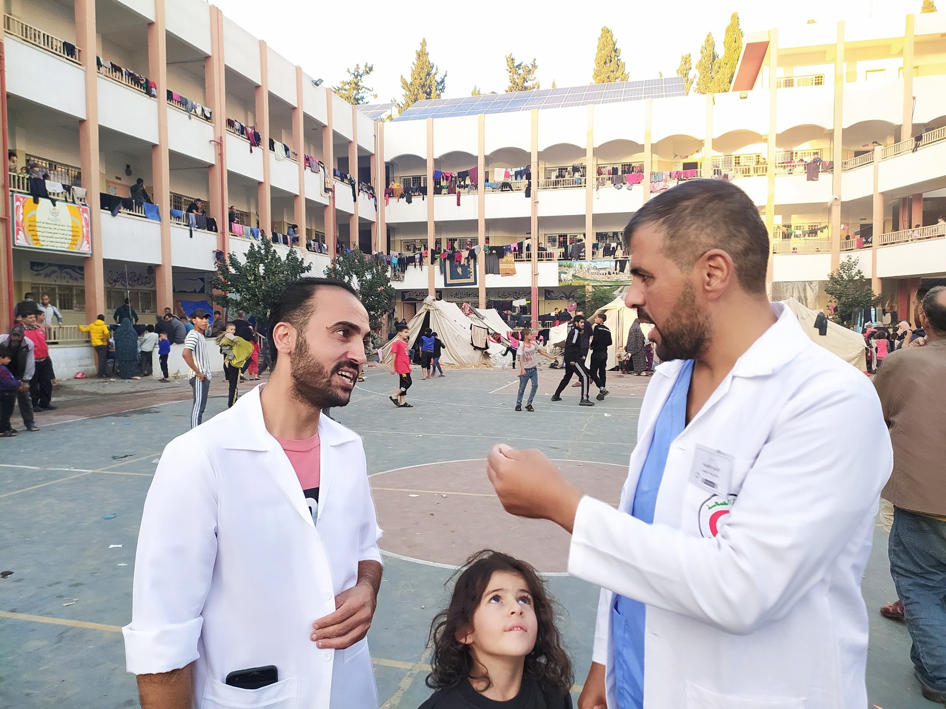 أجبروا على النزوح.. أطباء غزة يواصلون مهمتهم الإنسانية في رفح
