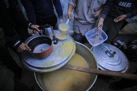 مبادرة لإطعام النازحين في مستشفى ناصر بمدينة خان يونس جنوب قطاع غزة (الجزيرة)