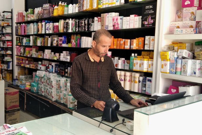 الصيدلي إياد أبو دقة يقول إنه غير قادر على تقديم الخدمة الطبية الكاملة للمرضى بسبب نفاد الأدوية (تصوير ياسر البنا)