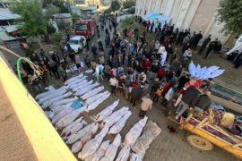 جثث شهداء جراء القصف الإسرائيلي على قطاع غزة يتم تجميعها أمام المستشفى الإندونيسي (الأناضول)