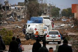 شاحنة محملة بالمساعدات تدخل قطاع غزة عبر معبر رفح الحدودي (الأناضول)
