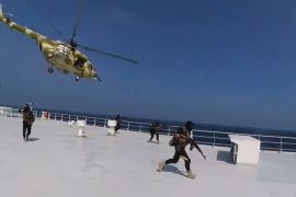 قوات تابعة للحوثيين خلال سيطرتهم على سفينة &quot;غالكسي ليدر&quot; الإسرائيلية (الجزيرة)