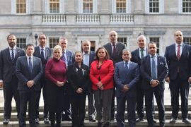 عقد سفراء الدول العربية المعتمدون لدى أيرلندا، الخميس، اجتماعاً مع رئيسة حزب الشين فين الأيرلندي ماري لو ماكدونالد، بحضور كبار المسؤولين بالحزب، بمقر البرلمان الأيرلندي.