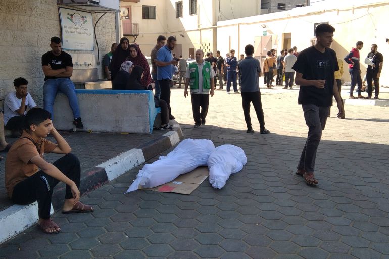 فلسطينيون يلجؤون لباحة مستشفى شهداء الأقصى في غزة هربا من المجازر الإسرائيلية (الجزيرة)