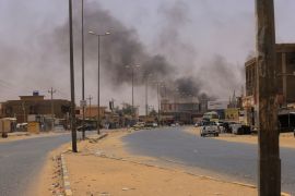 الدخان يتصاعد في أم درمان خلال اشتباكات بين قوات الدعم السريع والجيش (رويترز)