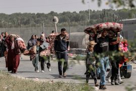 المحنة تدفع الفلسطينيين في جنوب غزة لليأس (الجزيرة)