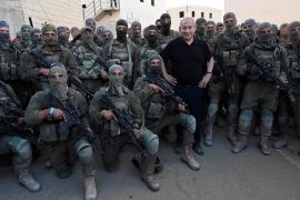نتنياهو مع جيشه الملثم (رويترز)