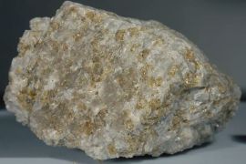 صورة لصخرة من القمر أبولو 17، وقد اكتشفت دراسة حديثة الهيدروجين في إحدى صخور أبولو (ناسا)