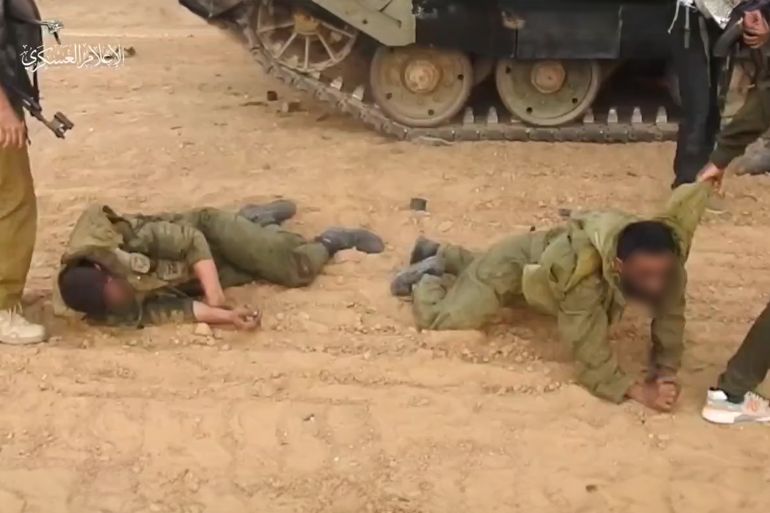 أسر جنود إسرائيليين في بداية انطلاق عملية طوفان الأقصى في السابع من الشهر الماضي (مواقع التواصل الاجتماعي)