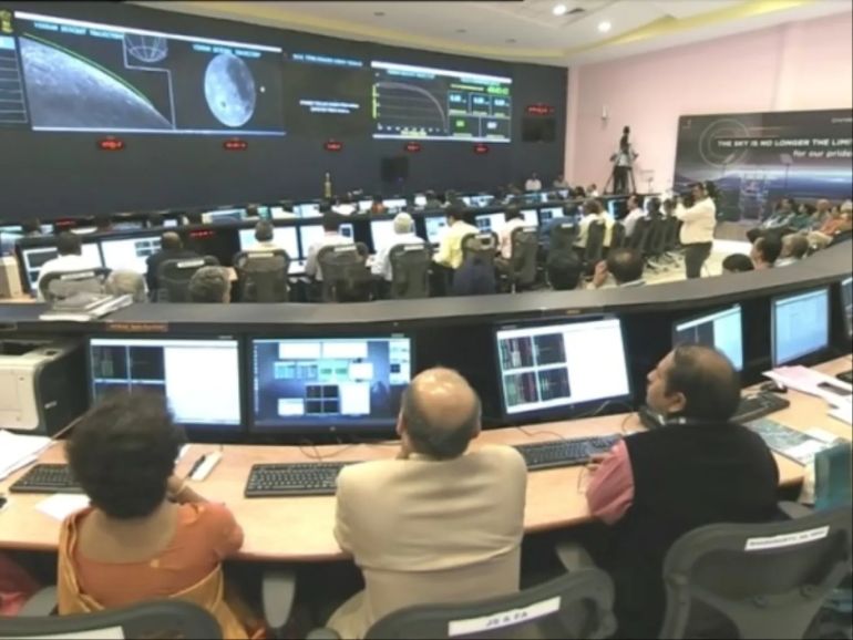 العلماء الهنود يتابعون المهمة القمرية تشاندريان -2  في غرفة التحكم (رويترز)