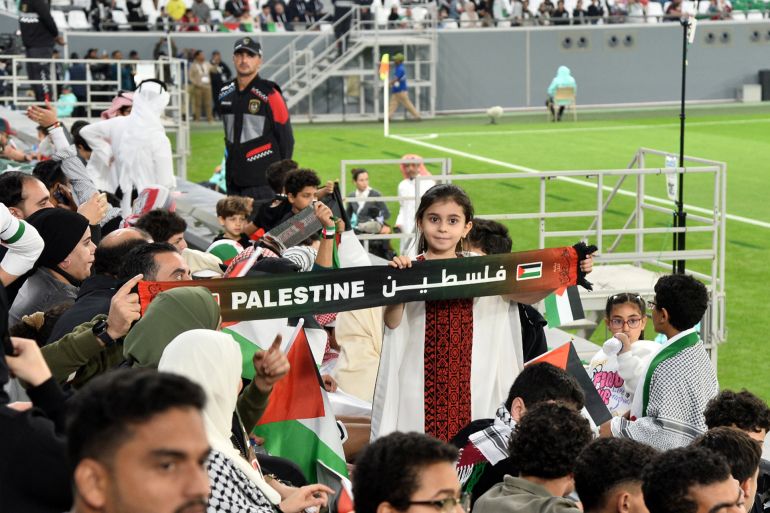 الأطفال في المدرجات حملت لافتات تدعم الشعب الفلسطيني (الجزيرة)