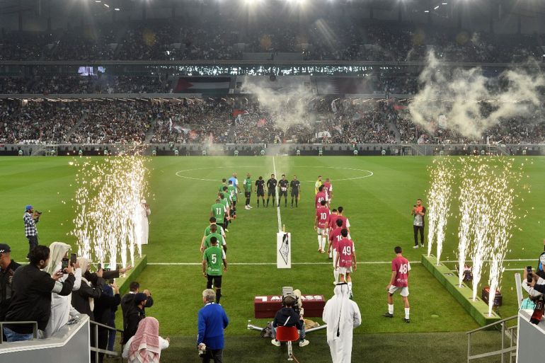 المباراة الخيرية شارك فيها العديد من نجوم كرة القدم العالمية والعربية (الجزيرة)