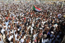 حشود شعبية مؤيدة للجيش السوداني في ولاية نهر النيل (مواقع التواصل)