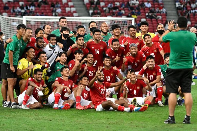 Soccer Football - Suzuki Cup - Final - Second Leg - Thailand v Indonesia - National Stadium, Singapore - January 1, 2022 Indonesia players pose for a photograph after the match REUTERS/Caroline Chia