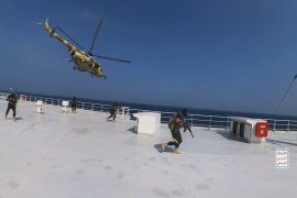 جانب من عملية الإنزال على ظهر السفينة الإسرائيلية غالاكسي ليدر واقتيادها للسواحل اليمنية (غيتي)