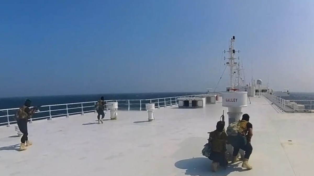 تحذيرات حوثية للسفن وإسرائيل تنشر بوارج بالبحر الأحمر