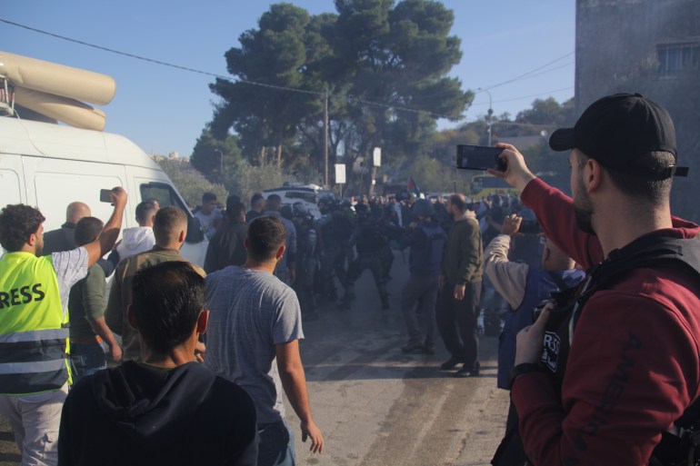 عاطف دغلس-الفلسطينيون يوثقون اعتدءات الاحتلال في مواجهات بقرية اللبن جنوب نابلس- الضفة الغربية- نابلس- جنوب المدينة- الجزيرة نت5