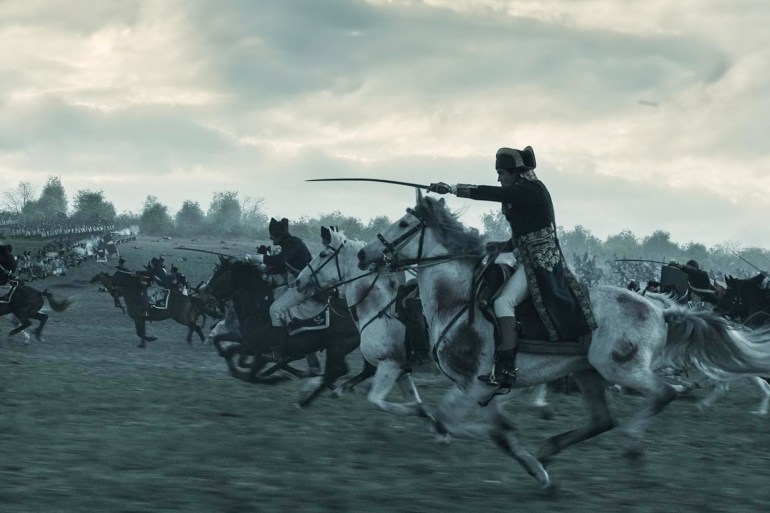 محاربون بالسيوف في مشهد من فيلم نابليون (imdb)