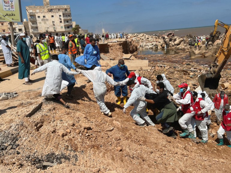 منظمة الصحة العالمية أكدت وفاة 4255 شخصا وتسجيل أكثر من 9000 مفقود خلال الأسبوع الأول لكارثة ليبيا (رويترز)