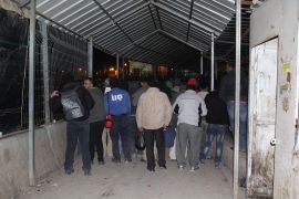 عمال فلسطينيون يتوجهون لأماكن عملهم بالداخل عبر حاجز الطيبة بمدينة طولكرم (الجزيرة)