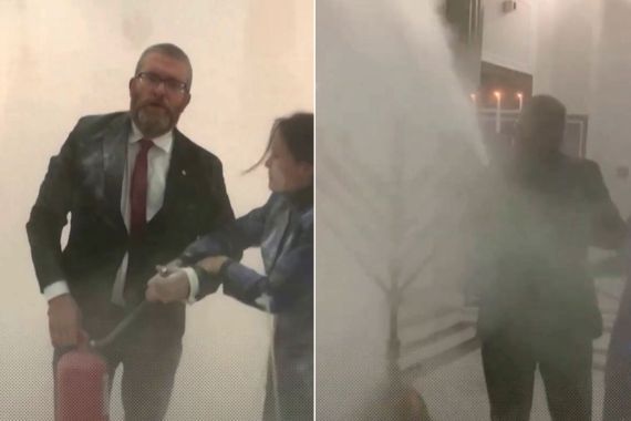 نائب بولندي يطفئ شموع "الأنوار" اليهودية