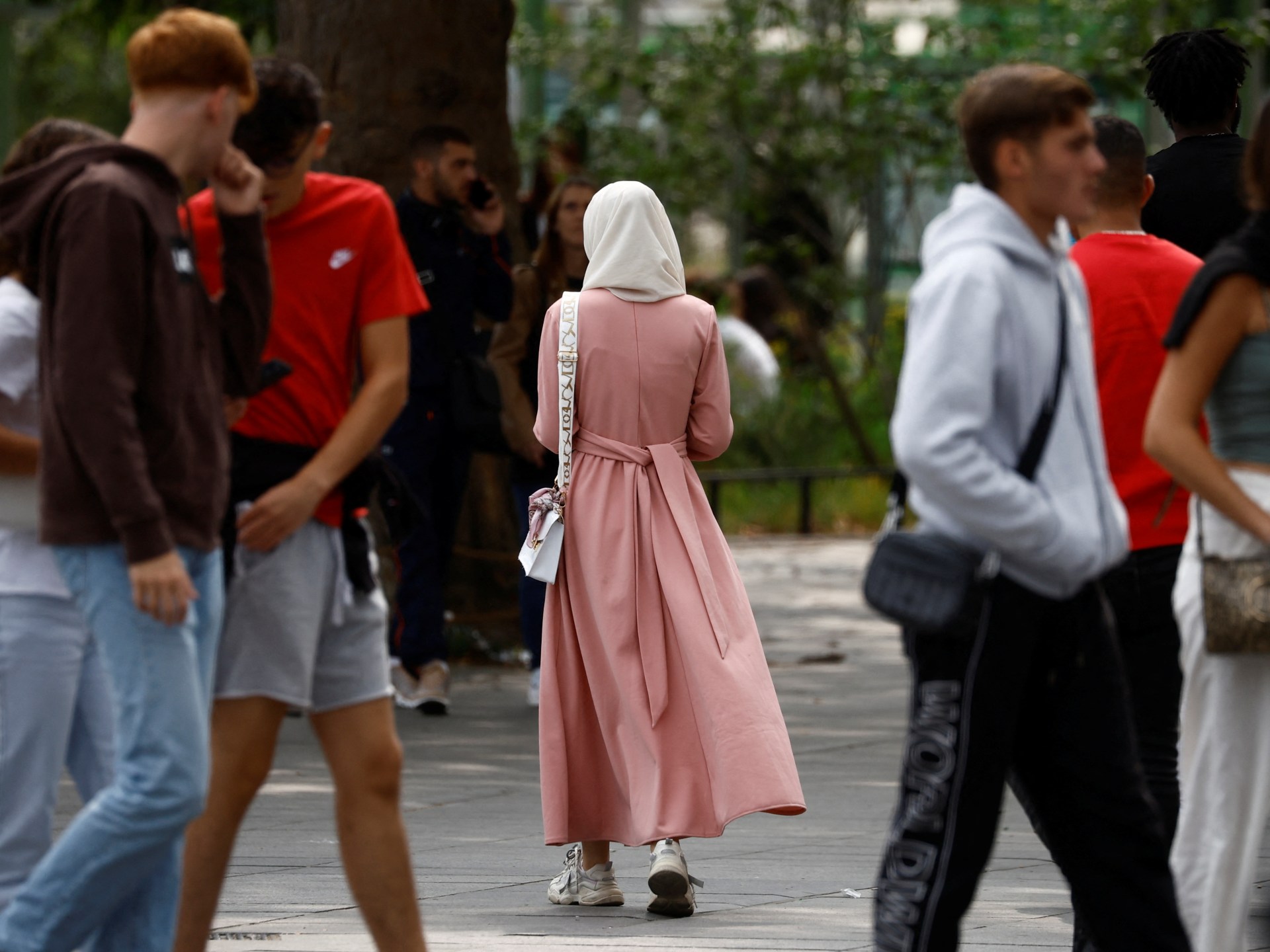 Quand l’abaya devient le symbole d’un « islam politique complotiste » en France |  Actualités politiques