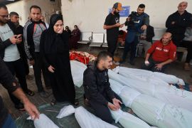 استشهاد عشرات الفلسطينيين نتيجة قصف الجيش الإسرائيلي منازل مأهولة جنوب غزة بعد انتهاء الهدنة (الفرنسية)