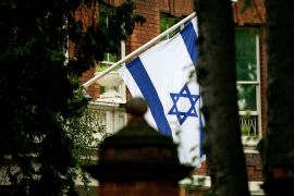 سفارة إسرائيل بلندن قالت إنها تدرس اتخاذ مزيد من الخطوات ضد شركة الإعلانات البريطانية (رويترز)