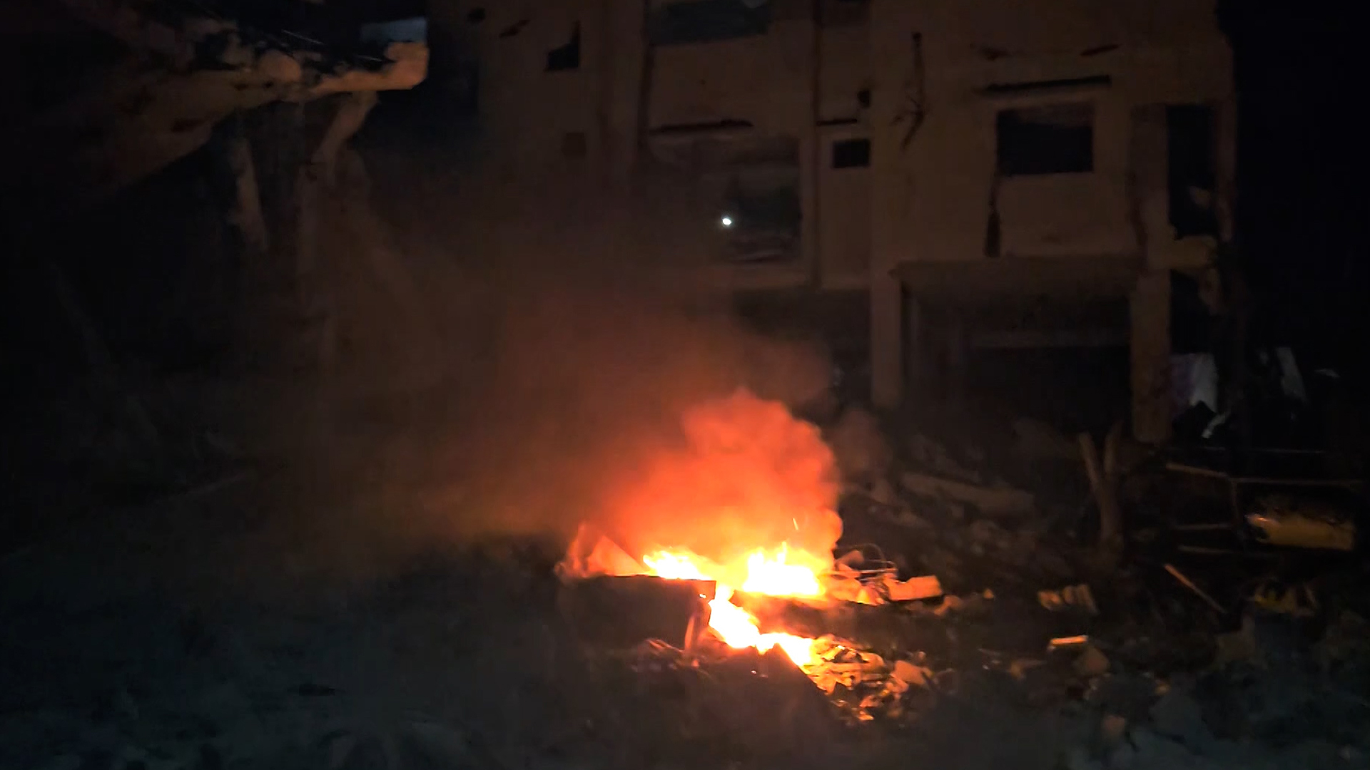 شاهد.. الاحتلال يقصف منزل عائلة أبو عطوان بمخيم النصيرات للمرة الثانية
