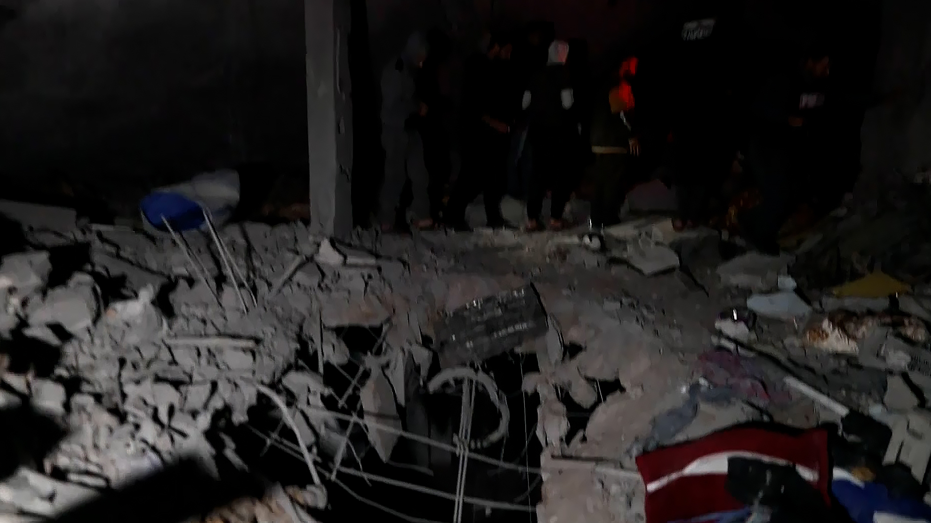 18 شهيدا في قصف منزل بمخيم النصيرات وسط غزة
