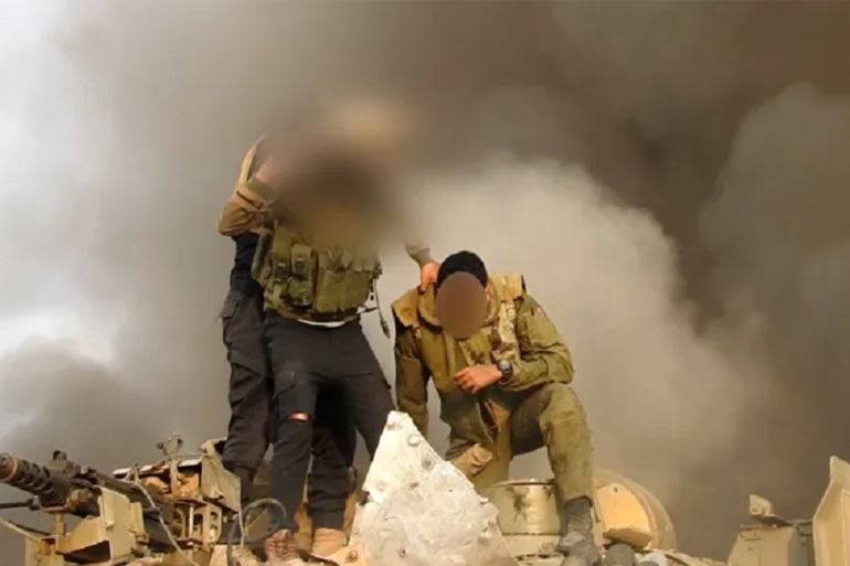 مقاتلون فلسطينيون يقتادون جنديا إسرائيليا أسيرا خلال عملية طوفان الأقصى