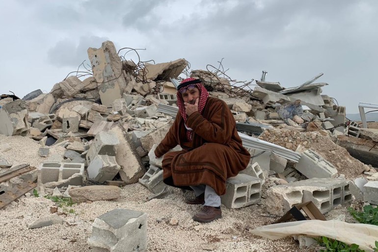 المواطن غسان ابو جيش يتفقد منزله بعد ان هدمه الاحتلال في قرية فروش بيت دجن- الصور من الضيف خاصة بالجزيرة نت (3)