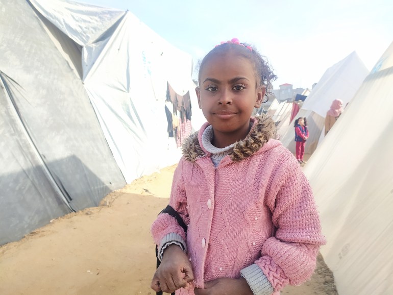 نزحت الصحفية الصغيرة لمى أبو جاموس مع أسرتها من غزة إلى خانيونس ومنها إلى خيمة في مدينة رفح-رائد موسى-رفح-الجزيرة نتالجزي