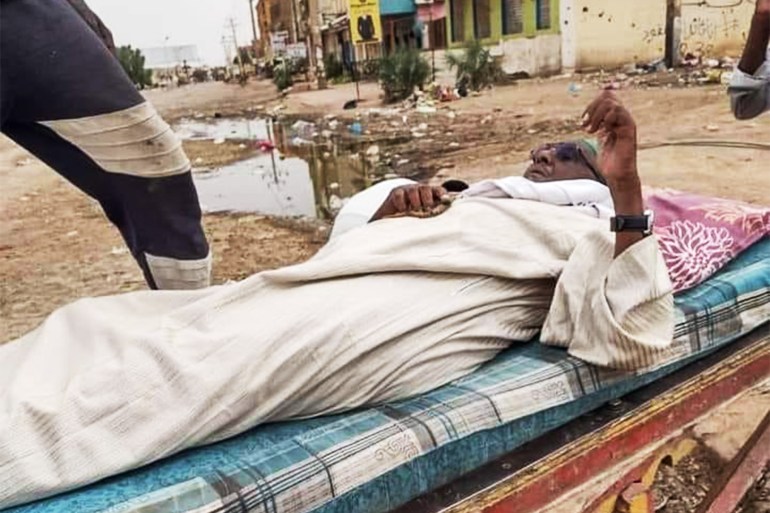 بعد تمدد الحرب لوسط السودان.. «الحمير» تتحول لوسيلة إسعاف
