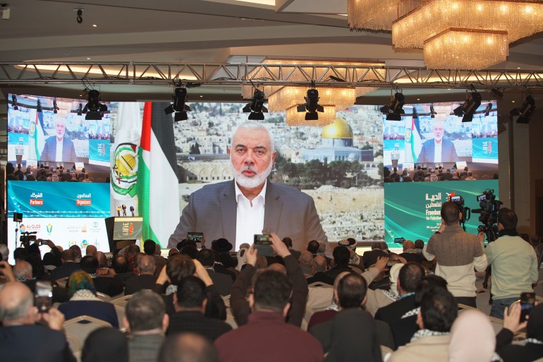 رئيس المكتب السياسي لحركة حماس، إسماعيل هنية خلال المؤتمر المصدر الجزيرة نت