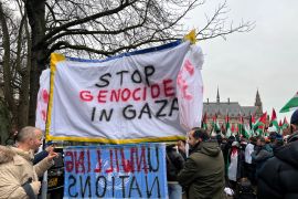 منظمات مؤيدة لفلسطين خارج مقر محكمة العدل الدولية دعما لدعوى جنوب أفريقيا ضد إسرائيل (الجزيرة)