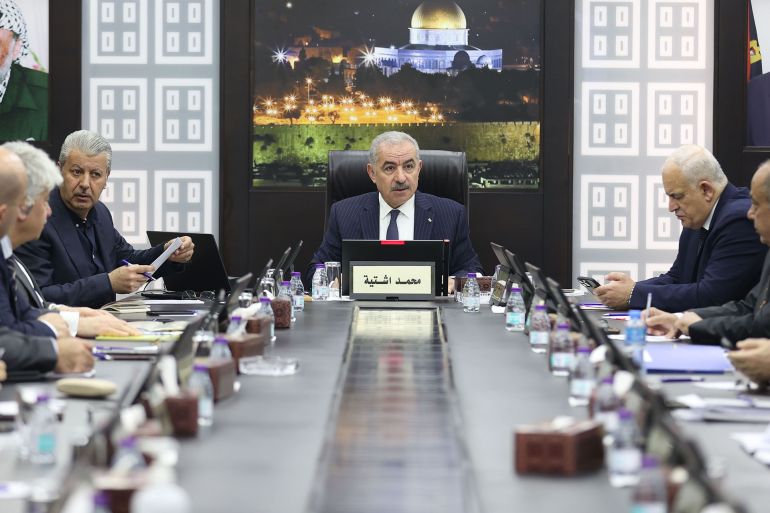 أعلن رئيس الوزراء الفلسطيني محمد اشتية استقالة حكومته 1-1704809486
