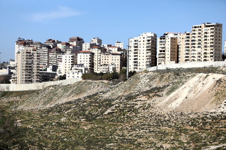 مكب للنفايات الإسرائيلية على أراضٍ فلسطينية خاصة في بلدة العيساوية -10 يناير 2024//خاصة بالجزيرة نت