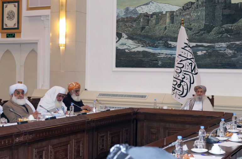 رئيس الوزراء الأفغاني الملا محمد حسن أخوند والمولوي فضل الرحمن واثنين من أعضاء الوفد الباكستاني في القصر الرئاسي. مكتب الإعلام الحكومي