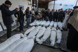 تحذيرات من تحول مستشفيات غزة إلى مقابر جماعية بسبب تكدس الشهداء ونقص الإمكانيات (الأناضول)