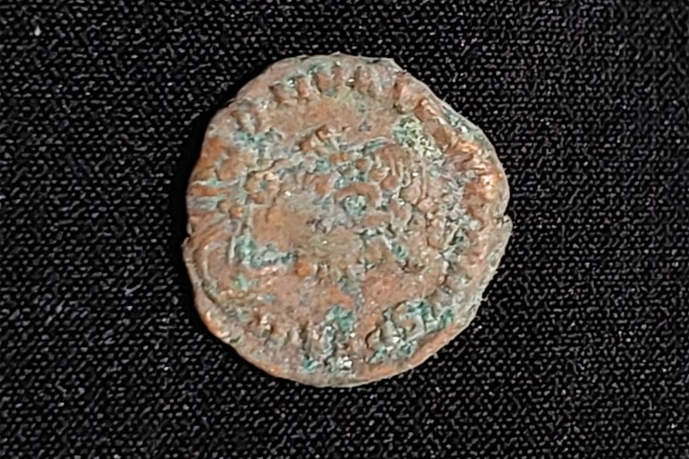 عملات معدنية من عصور مختلفة عثر عليها مواطنون فلسطينيون خلال البحث عن الآثار)