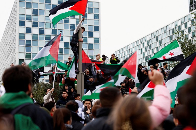 FILE PHOTO: People protest in support of Palestinians in Gaza as the conflict between Israel and Hamas continues, at the headquarters of the International Criminal Court (ICC), which has ongoing investigations into potential atrocity crimes carried out by Hamas in Israel, and by Israelis in the Gaza Strip going back to 2014, and which also covers the current conflict, in The Hague, Netherlands October 18, 2023. REUTERS/Piroschka van de Wouw/File Photo