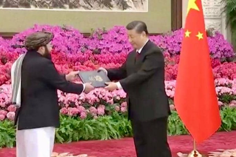 ****داخليه**** 1. السفير الأفغاني بلال كريمي يقدم أوراق اعتماده لرئيس الصيني شي جين في بكين. (موقع الخارجية الأفغانية