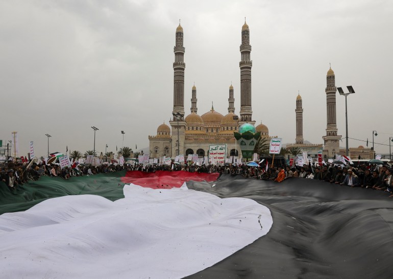 مظاهرة بالعاصمة اليمنية صنعاء تنديدا بالحرب الإسرائيلية على قطاع غزة (رويترز)
