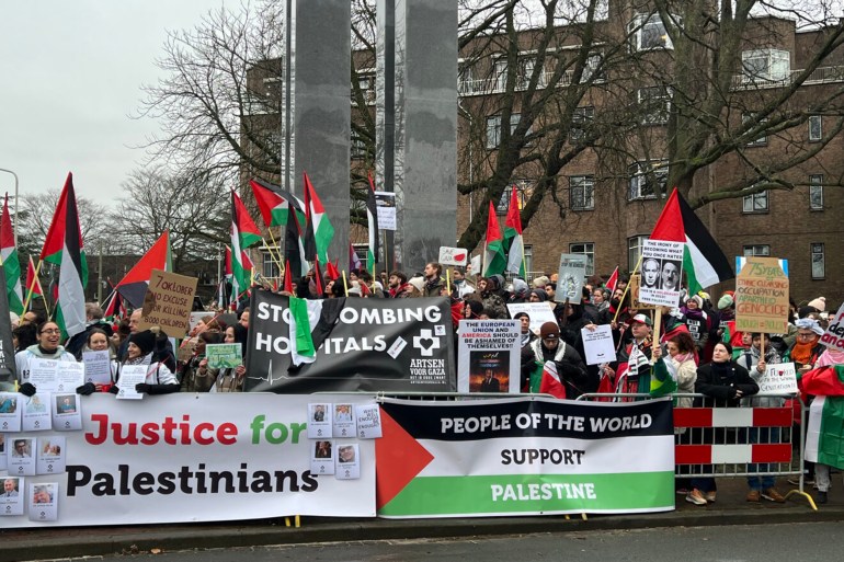 وقفة احتجاجية لمنظمات مؤيدة لفلسطين خارج العدل الدولية دعما لدعوى جنوب أفريقيا ضد إسرائيل "