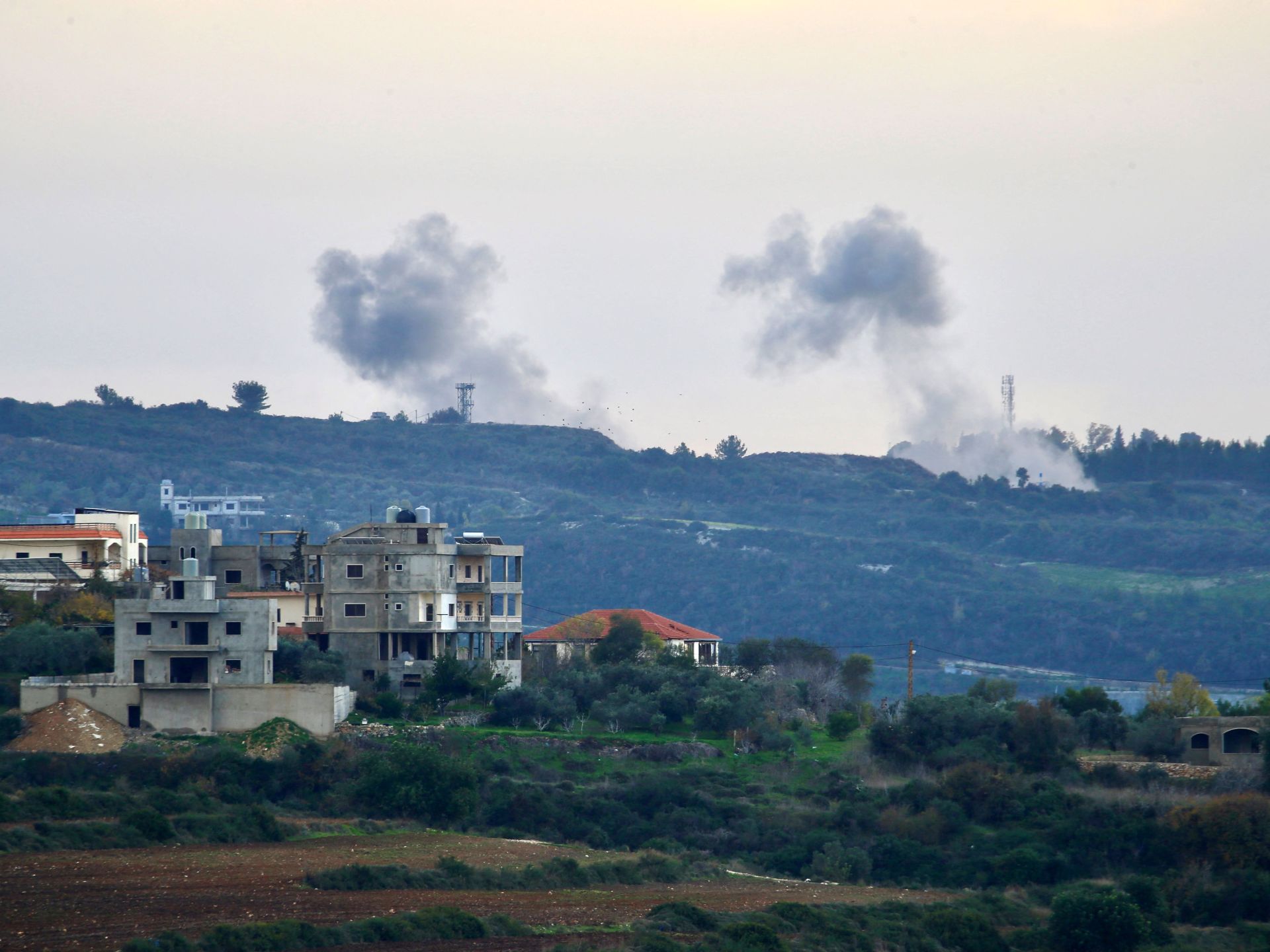 قصف متبادل على حدود لبنان وتحذير إسرائيلي من حرب محدودة مع حزب الله