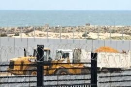 صور تظهر قيام السلطات المصرية بأعمال ترميم جديدة في السياج الفاصل بين مصر وقطاع غزة شرقي رفح