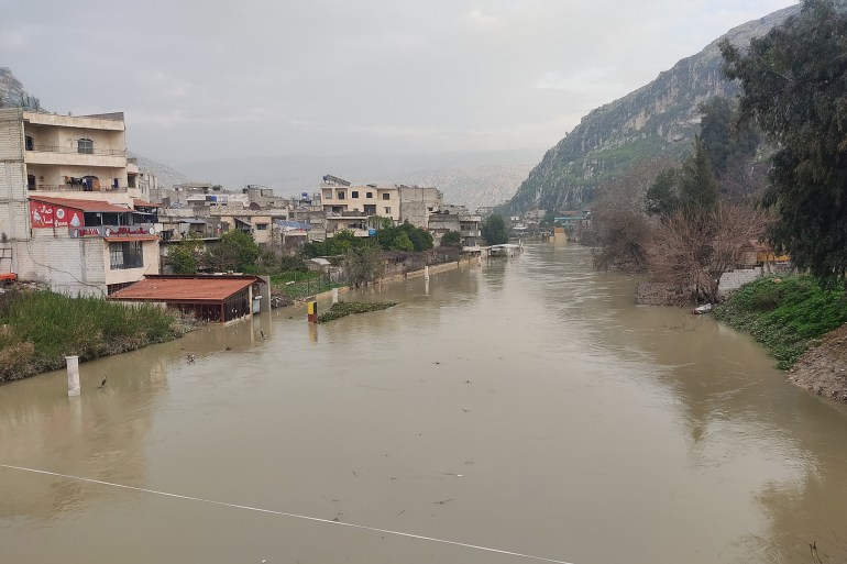 ارتفاع منسوب نهر العاصي ما تسبب بغرق منازل في منطقة دركوش(الجزيرة نت)